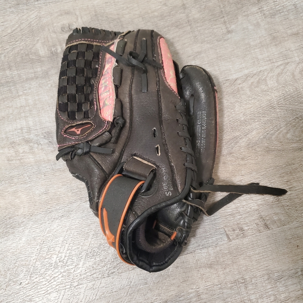 Mizuno Pink and Black Leather Catching Mitt - Picture 2 of 11